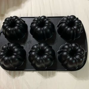Nordic Ware six mini Bundt cake pan